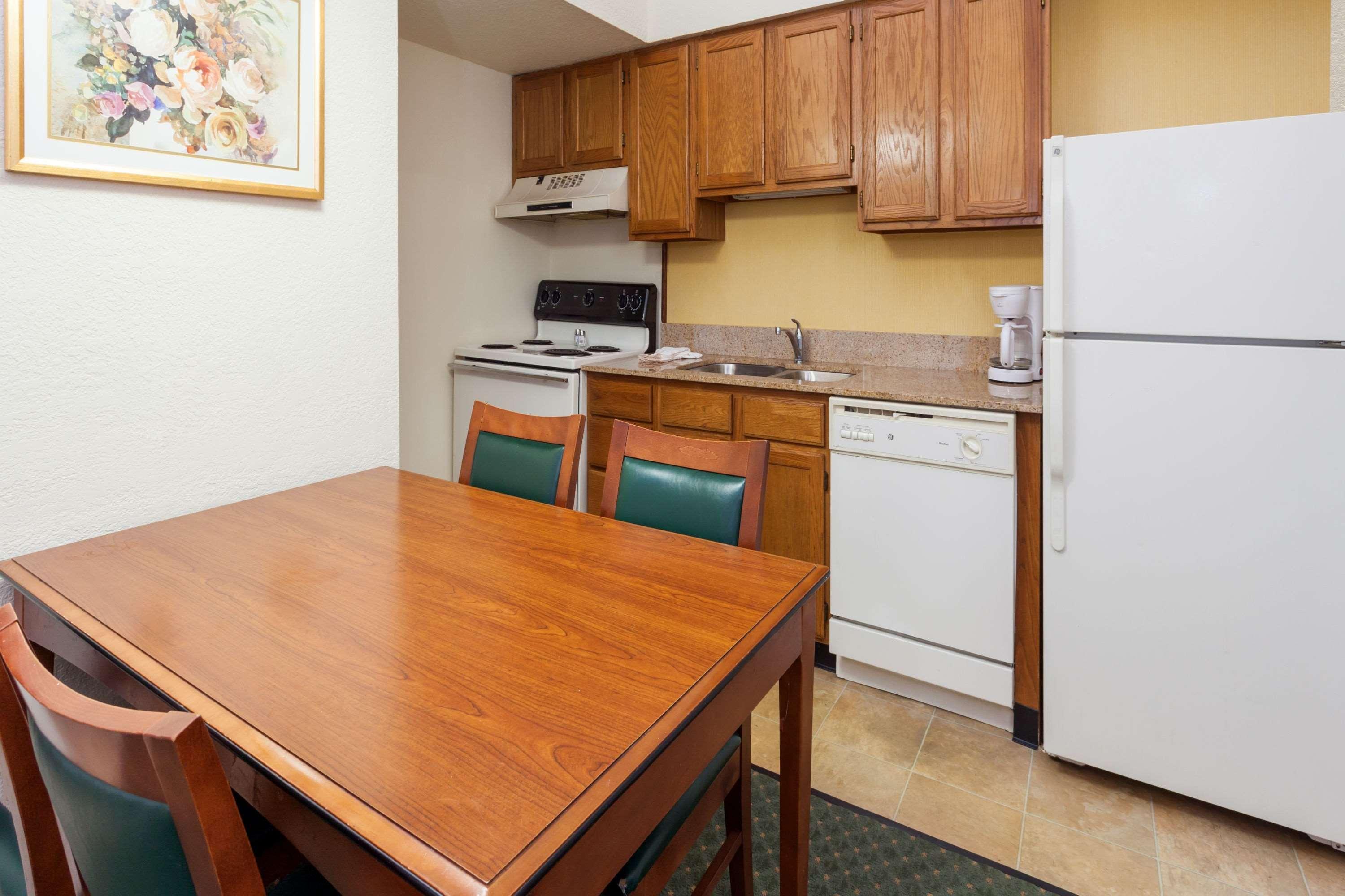 Hawthorn Suites By Wyndham Dearborn/Detroit Eksteriør billede